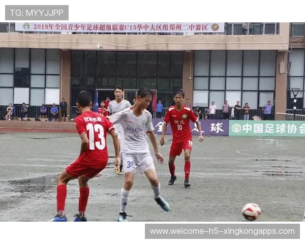 中场在训练中演练“反抢立即竖起传球”高频动作