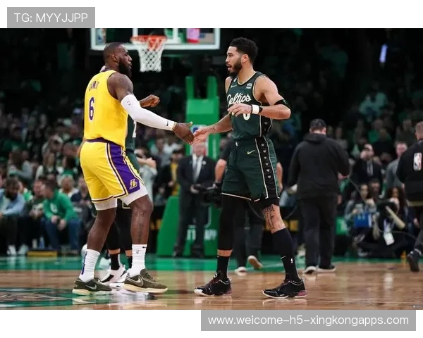 詹姆斯深夜在球馆抛球与孩子们玩耍，纪录片镜头感十足